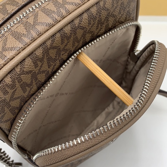 MICHAEL KORS
Jet Set Travel Medium Signature Logo Crossbody Bag
COLOR DUST - Picture 11 of 14